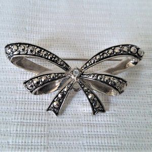 VTG Brooch Rhinestone Bow Ribbon Vintage Silver Retro Glam Stylish Trendy Unique